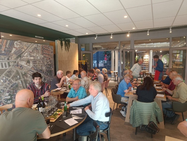 Vrijwilligers koken bij Huis van Verhalen